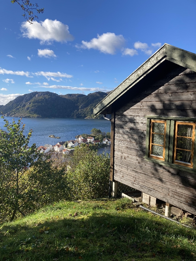 Bæring av materialar opp bratt sti.
