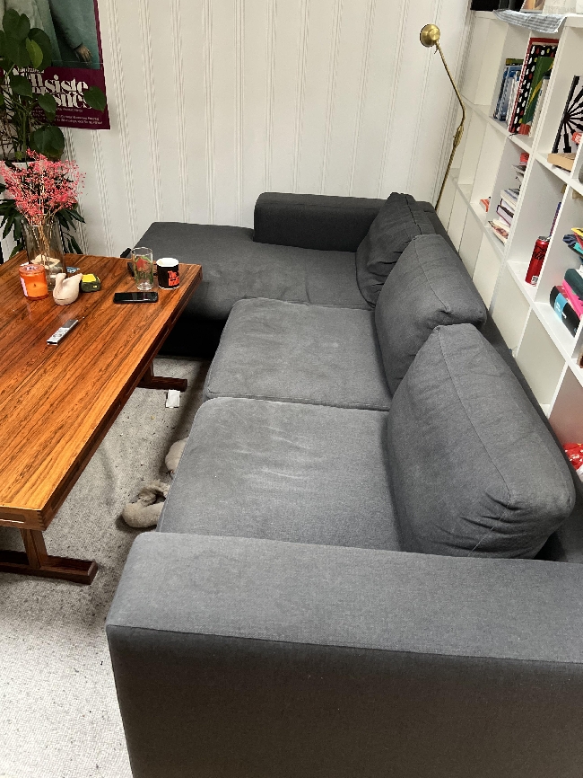 Bære ut og kaste en stor sofa og to små stoler