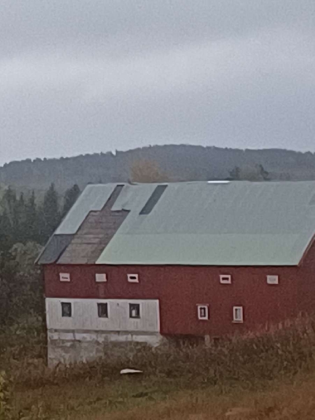 Montere ca 9 takplater på låvetak.