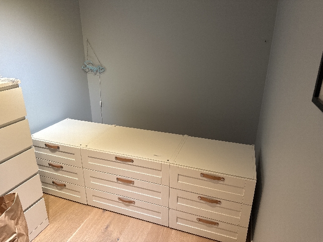 Snekre ramme til seng over kommoder