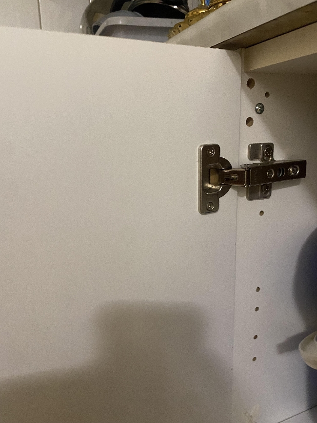 Trenger hjelp til å feste skapdør på kjøkken