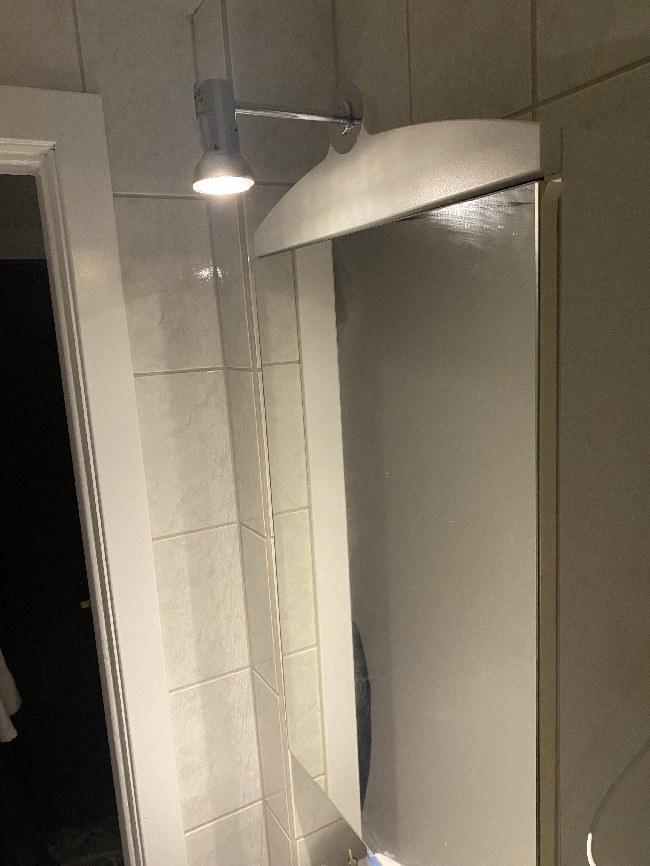 Montere speil med LED-lys på bad