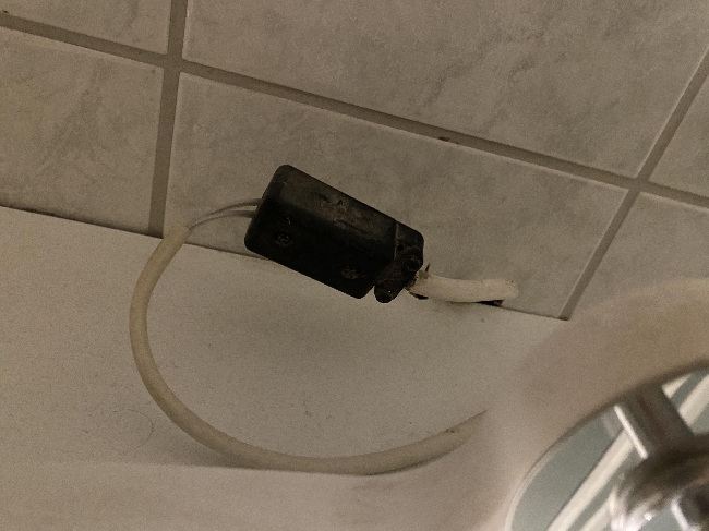 Montere speil med LED-lys på bad