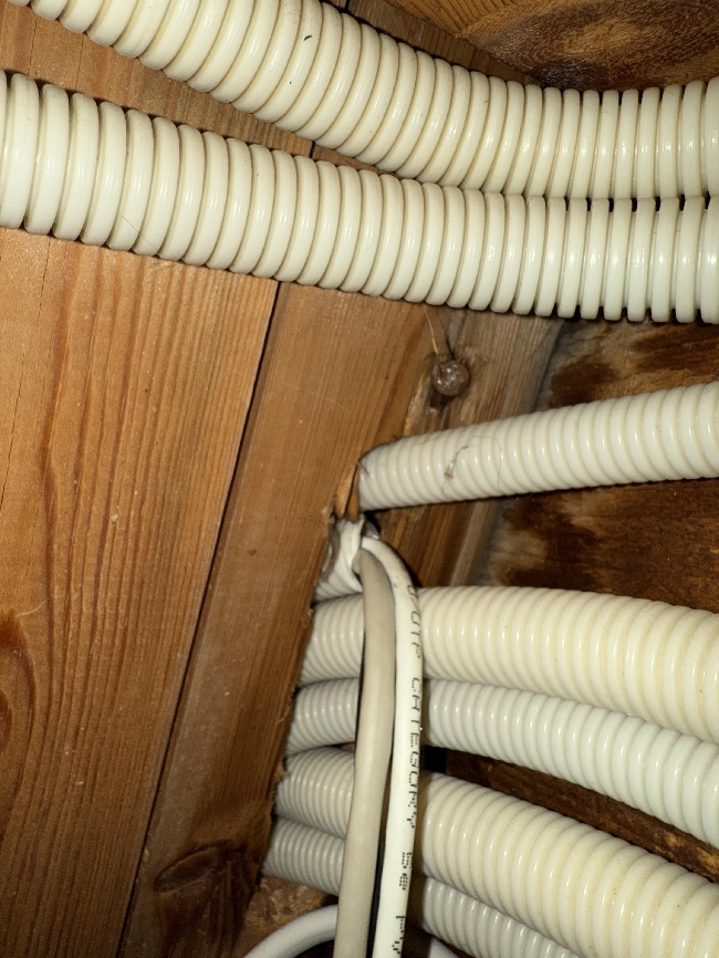 Trekke nettverkskabel eller bytte nettverkspunkt