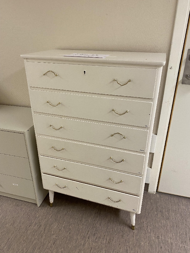 Hente og levere kommode