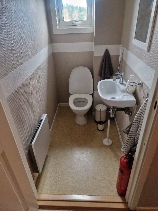 Flislegging av lite toalett + bytte av toalett