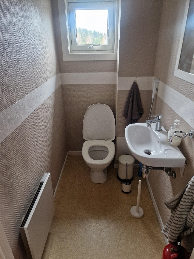 Flislegging av lite toalett + bytte av toalett