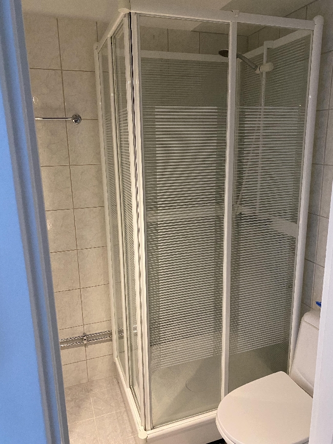 Demontere og kaste dusjkabinett