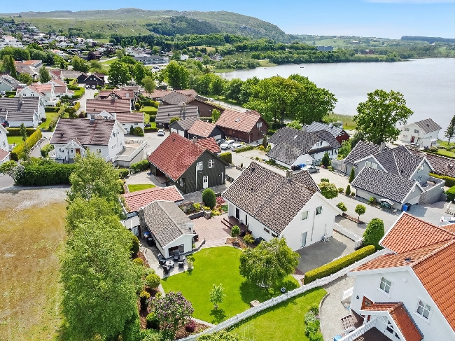 Snekre gjerde rundt hagen