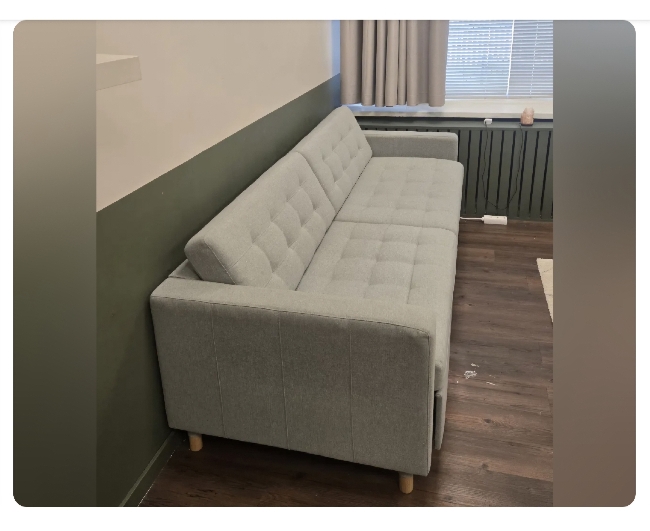 Hjelp til frakt og bæring av sofa