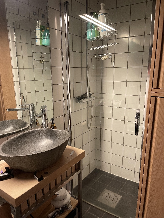 Flislegging av bad med demontering og remontering