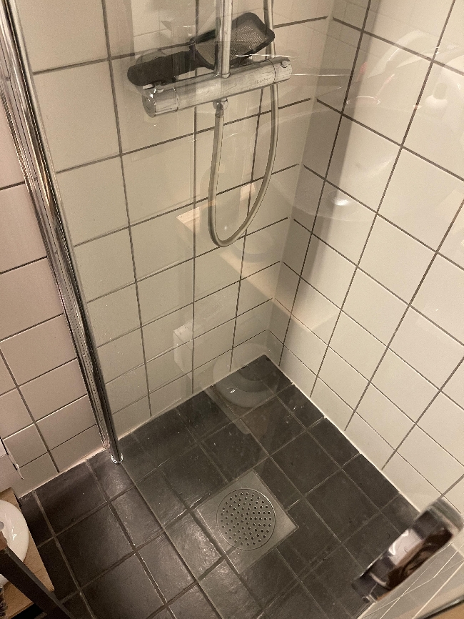 Flislegging av bad med demontering og remontering