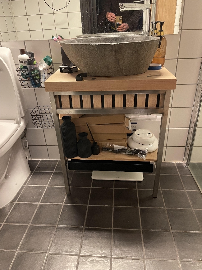 Flislegging av bad med demontering og remontering