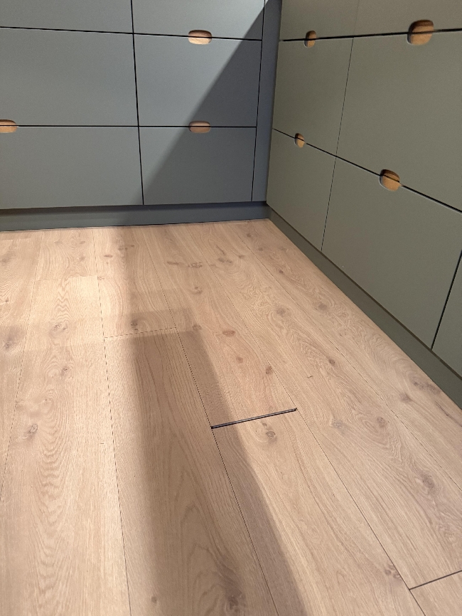 Korriger glipe mellom to parkettbord