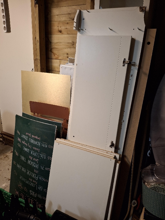 Kaste diverse boss fra boden