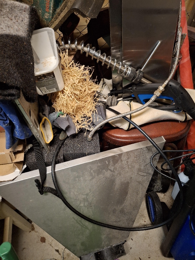 Kaste diverse boss fra boden