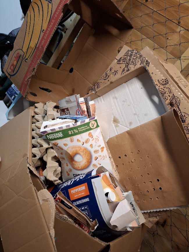 Kaste diverse boss fra boden