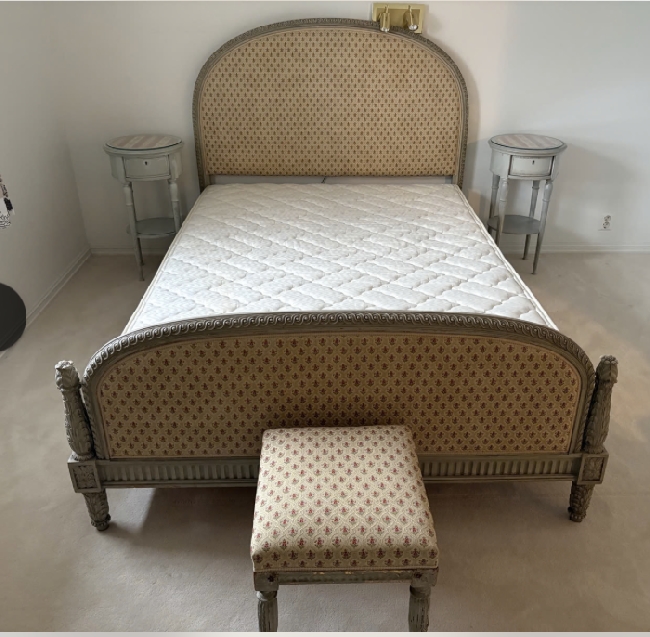 Seng, 2 nattbord, krakk og stol