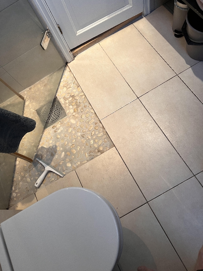 Fikse løse gulvfliser på bad