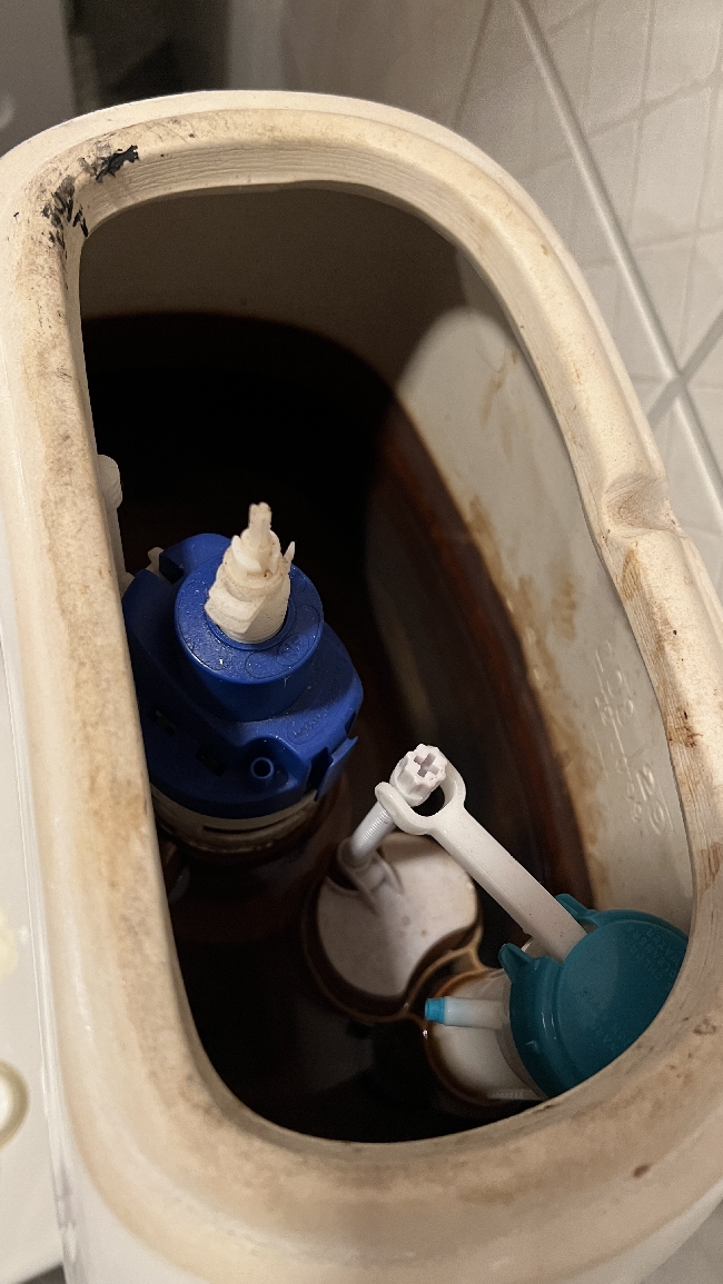 Toalettspyling fungerer ikke, trenger rørlegger