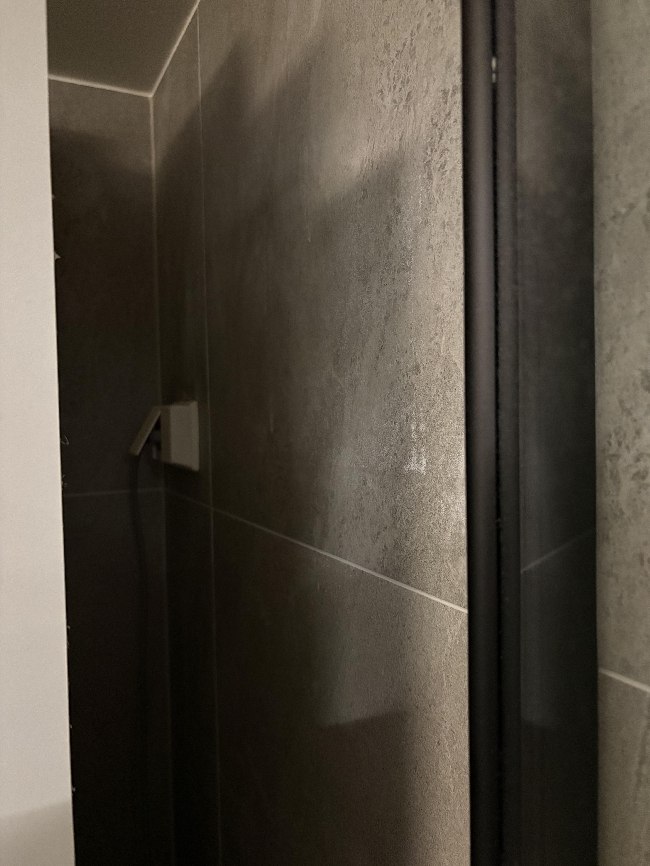 Henge opp overskap på bad