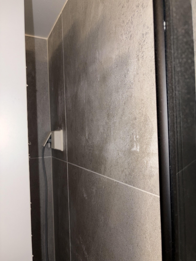 Henge opp overskap på bad