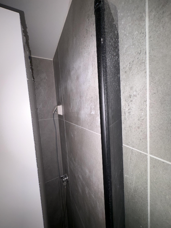 Henge opp overskap på bad