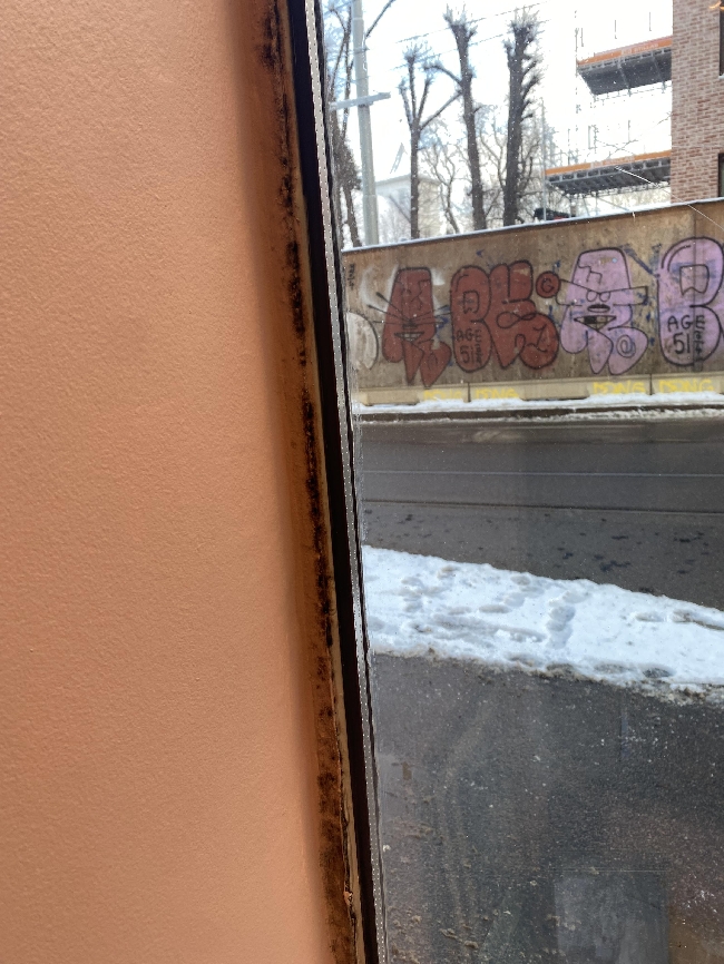 Tette/fuge rundt butikkvindu