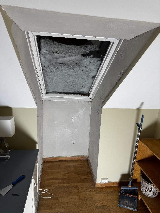 Innvendig reparasjon og maling rundt takvindu