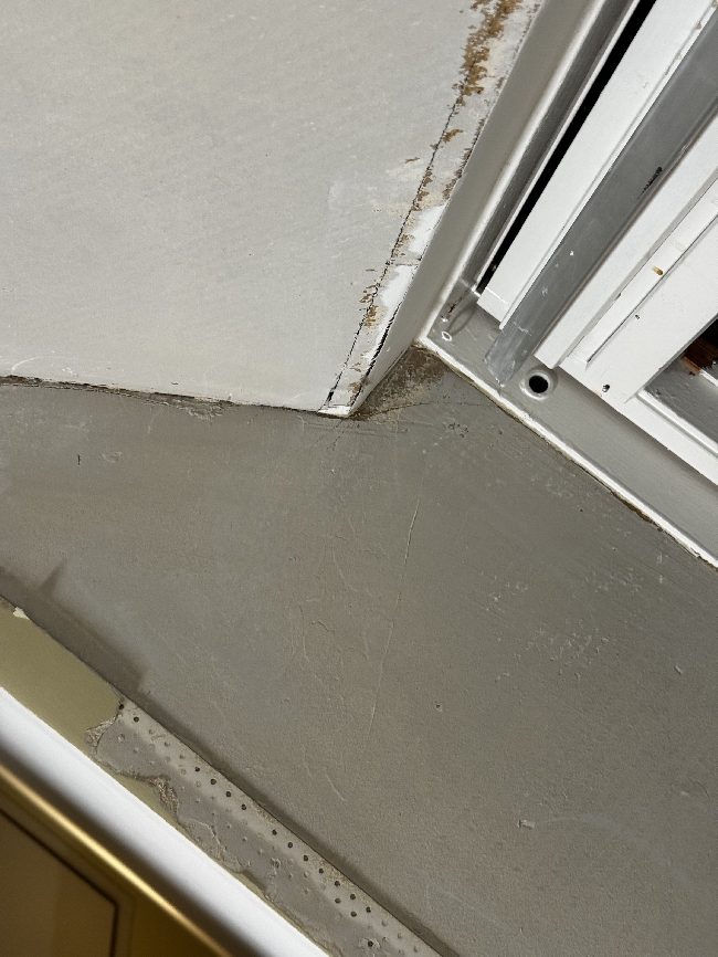 Innvendig reparasjon og maling rundt takvindu