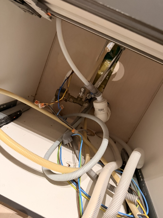 Koble vann til kjøkkenarmatur og oppvaskmaskin