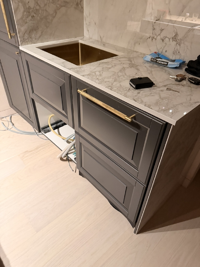 Koble vann til kjøkkenarmatur og oppvaskmaskin