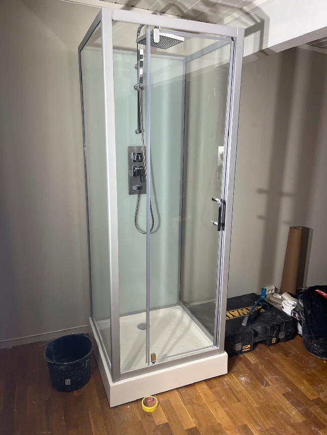 Montere dusjkabinett og koble på vann