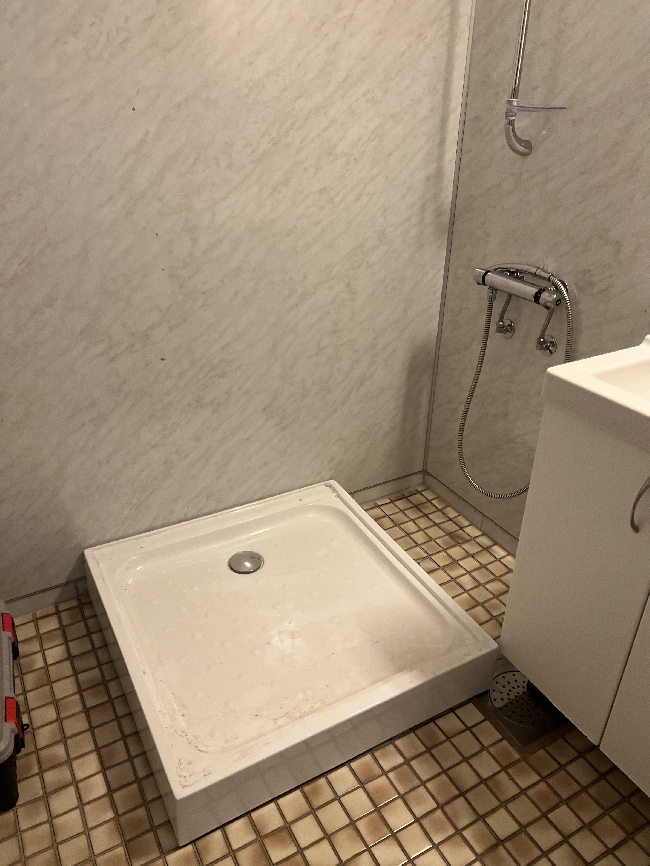 Montere dusjkabinett og koble på vann