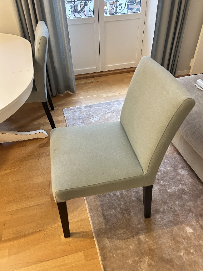 Flytting av liten sofa, skap, 4 stoler, lite bord