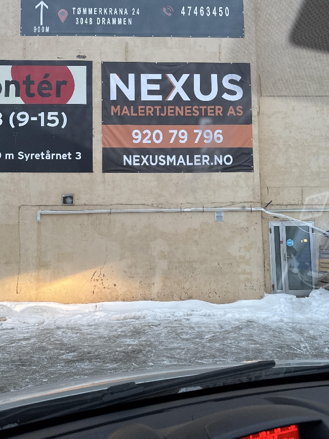 Hjelp til å rette opp reklamebanner (3x4 m) i Drammen