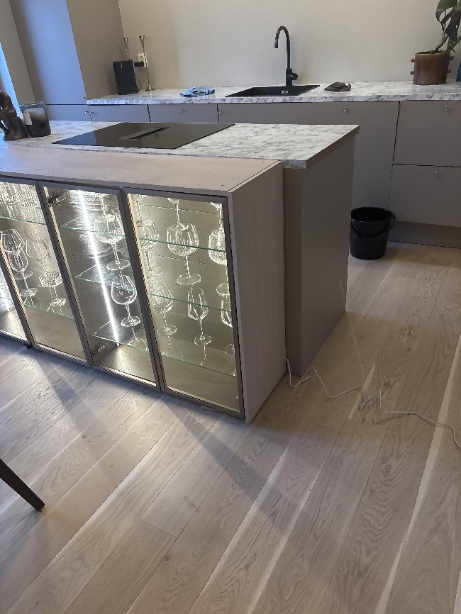 Bygge inn vitrineskap i eksisterende kjøkkenøy