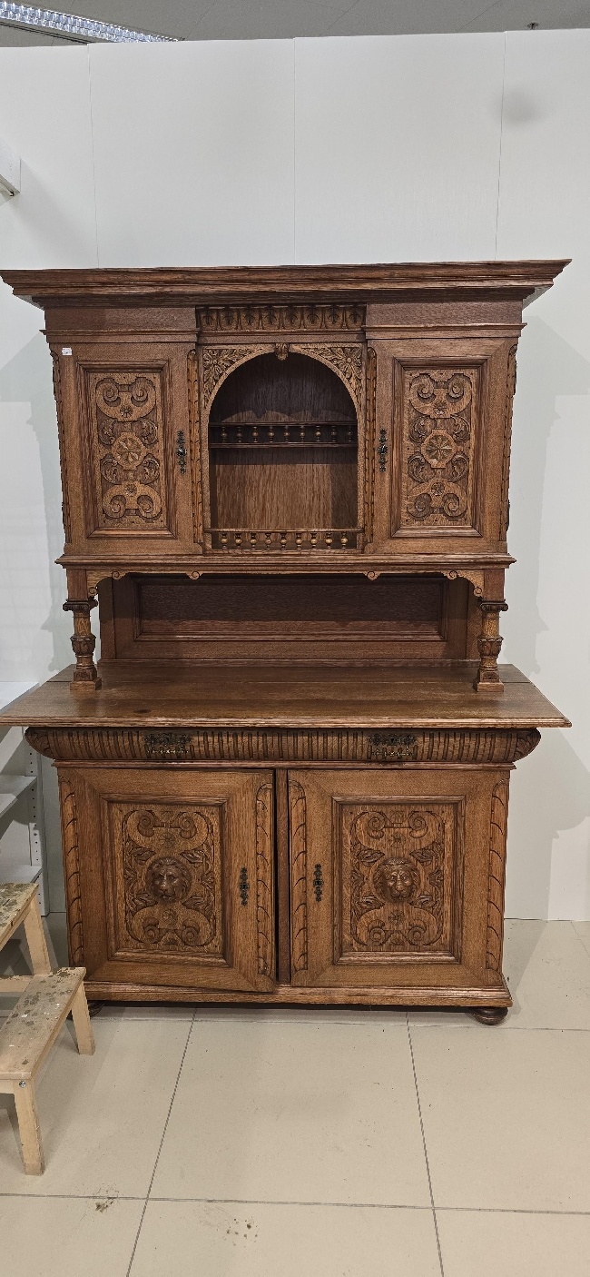 Hjelp til å bære stort skap opp fire etasjer