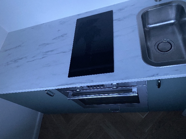 Legge mikrosement på kjøkkenbenk