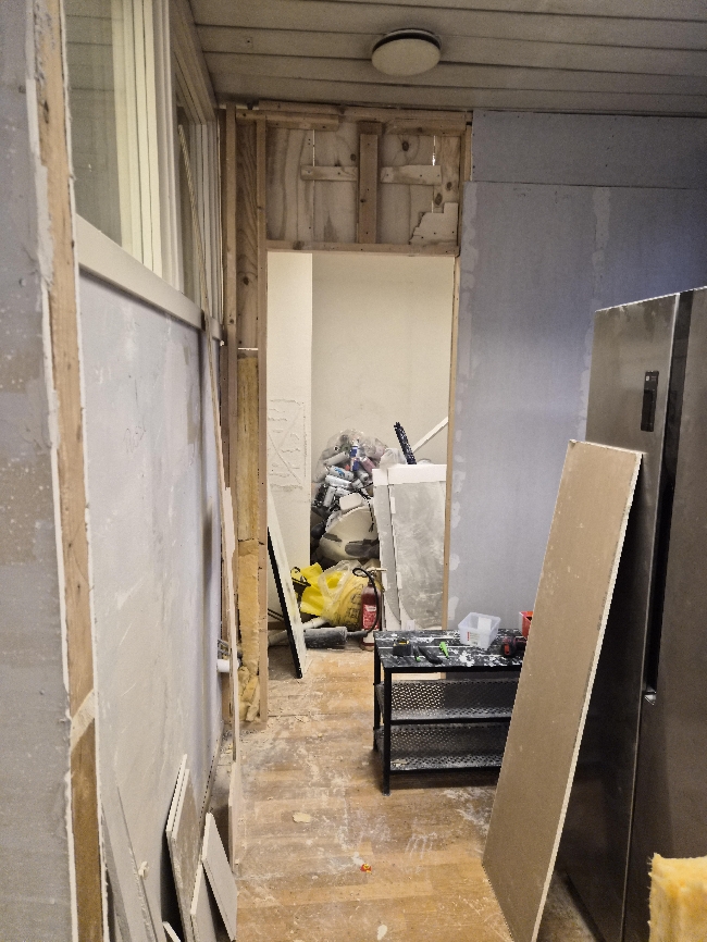 Kan du montere dørkarmer og dører? Evt andre småoppgaver