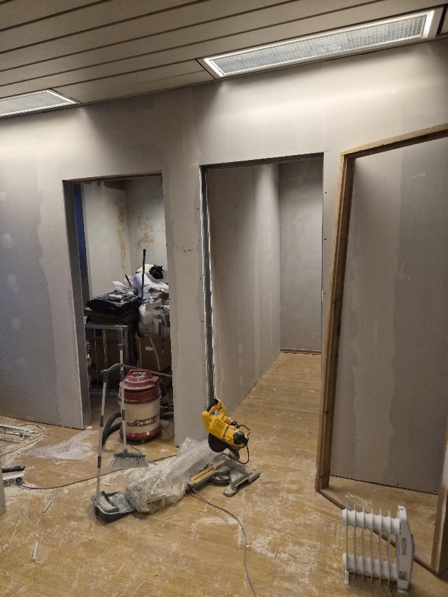 Kan du montere dørkarmer og dører? Evt andre småoppgaver