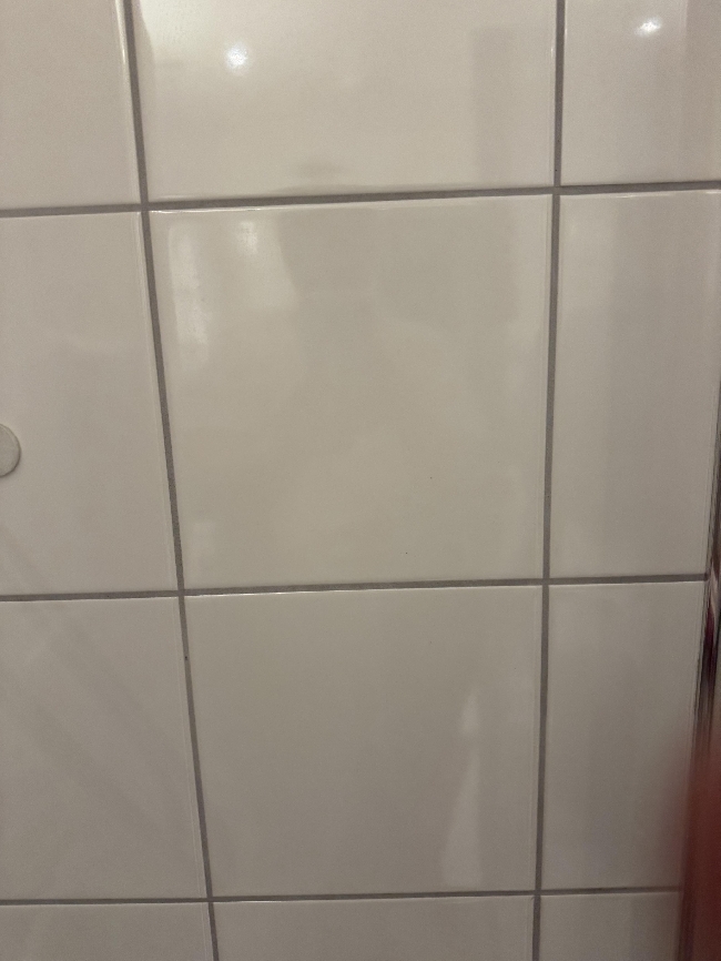 Skru opp to håndtak på fliser