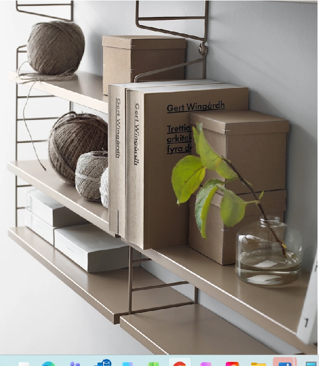 Sette opp string-hyller på vegg, sette opp hyller inni baderomsskap