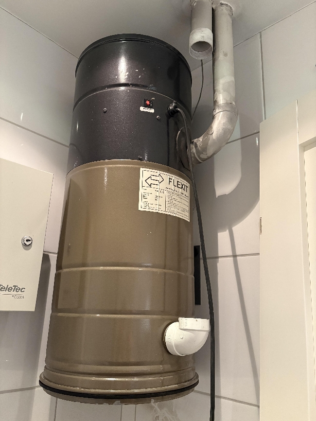 Fjerne gammel sentrastøvsuger fra veggen