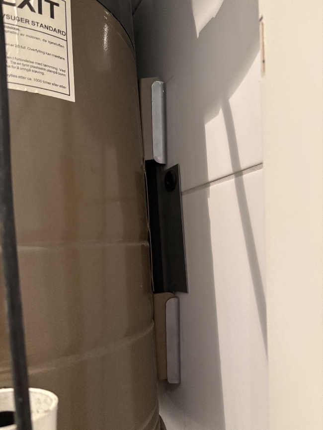 Fjerne gammel sentrastøvsuger fra veggen