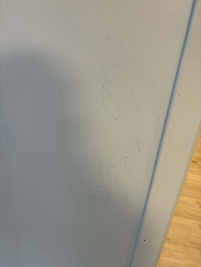 Vaskehjelp – fjerning av mindre pennemerker på én veggpanel samt rengjøring av takventil (overflate, synlig støv)