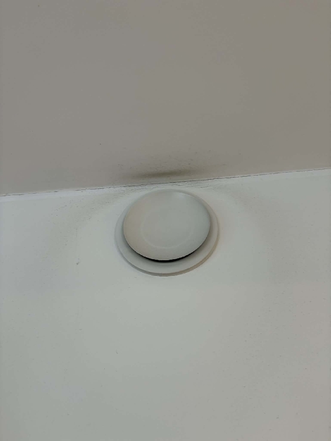 Vaskehjelp – fjerning av mindre pennemerker på én veggpanel samt rengjøring av takventil (overflate, synlig støv)