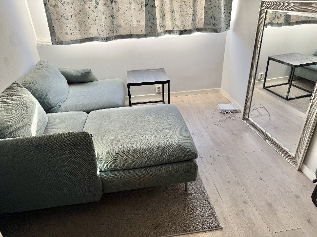 Flytte IKEA sofa, 100cm rundt spisebord,  spisestoler, lite bord og speil