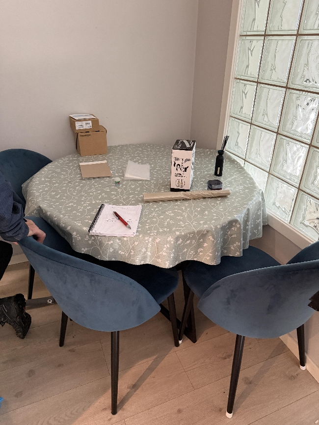 Flytte IKEA sofa, 100cm rundt spisebord,  spisestoler, lite bord og speil