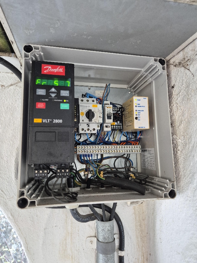 Reparasjon av septikktank og kontroll av flotør